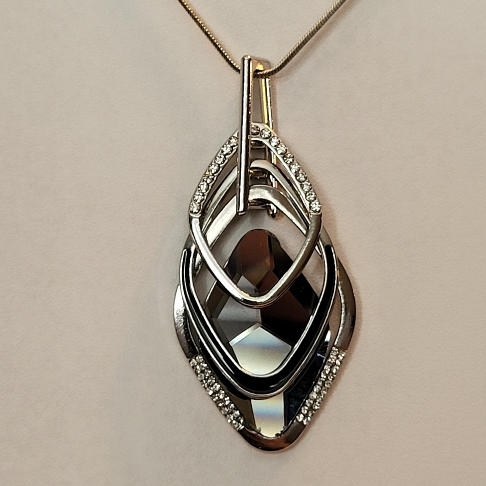 🩷 3/$15 3-tier Diamond Shaped Silver Pendant Necklace with crystal detail NWOT